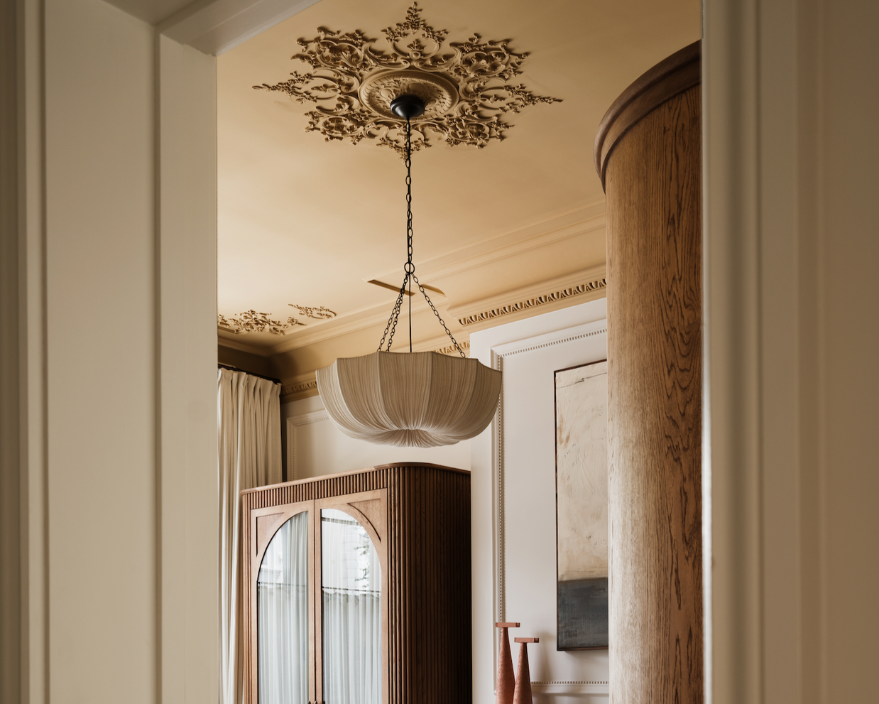 Cornice London Store Large Louis XV enriched plaster/resin Ceiling Rose. Image 3