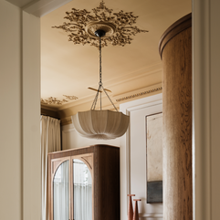 Cornice London Store Large Louis XV enriched plaster/resin Ceiling Rose. Image 3