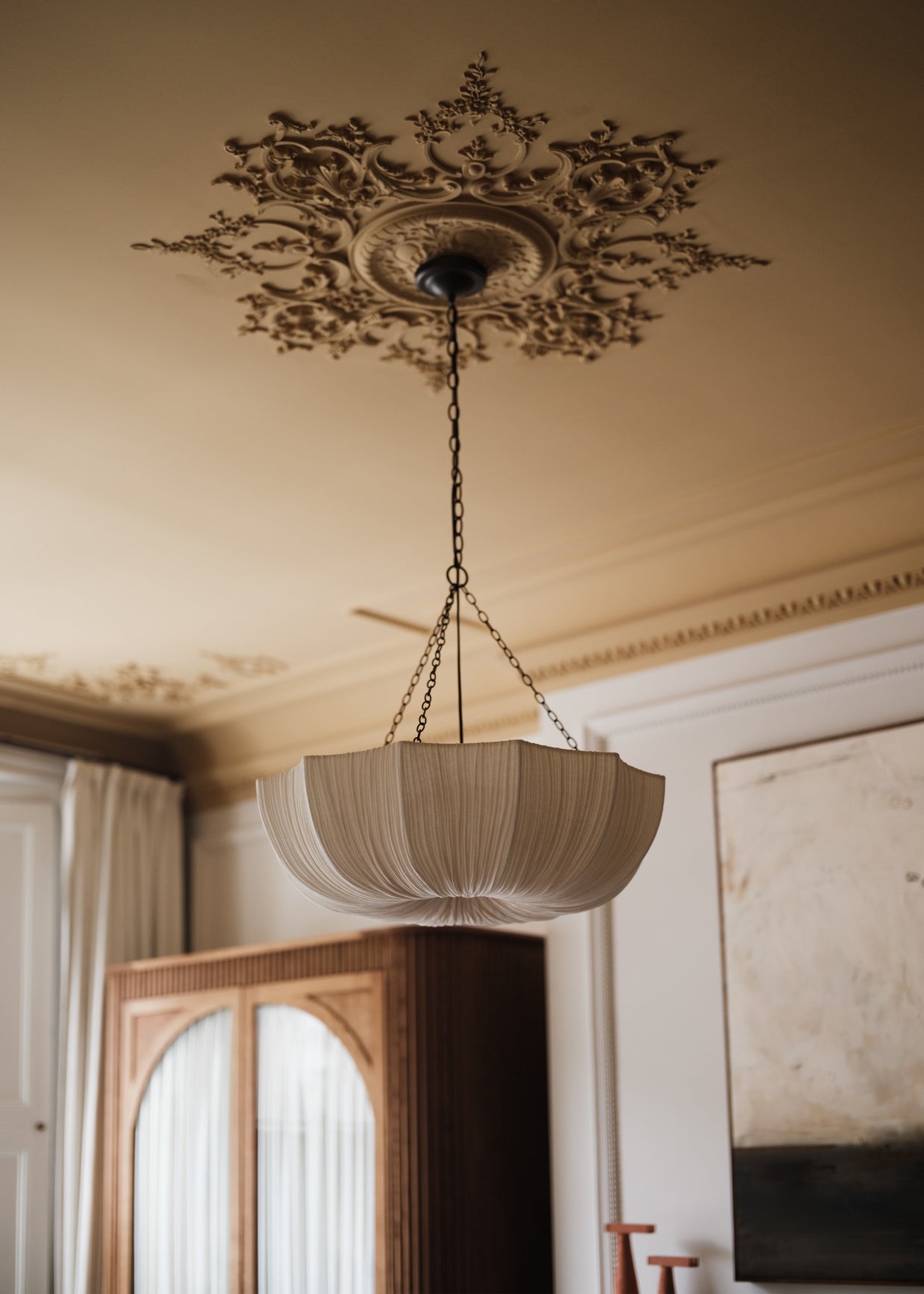 Cornice London Store Large Louis XV enriched plaster/resin Ceiling Rose. Image 12